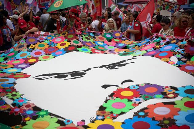 October 2, 2026, Rio De Janeiro, Brazil: RIO DE JANEIRO, BRAZIL, OCTOBER 2, 2026: Brazilian President and presidential candidate Luiz Inacio Lula da Silva leads a campaign march through central Rio de Janeiro, travelling from Candelaria toward Cinelandia as thousands of supporters gather ahead of the first round of Brazil s general election. Lula, who is seeking re-election, used the event to mobilize supporters two days before voters head to the polls on October 4. Rio De Janeiro Brazil - ZUMAq101 20261002_zna_q101_213 Copyright: xMarianaxGreifx