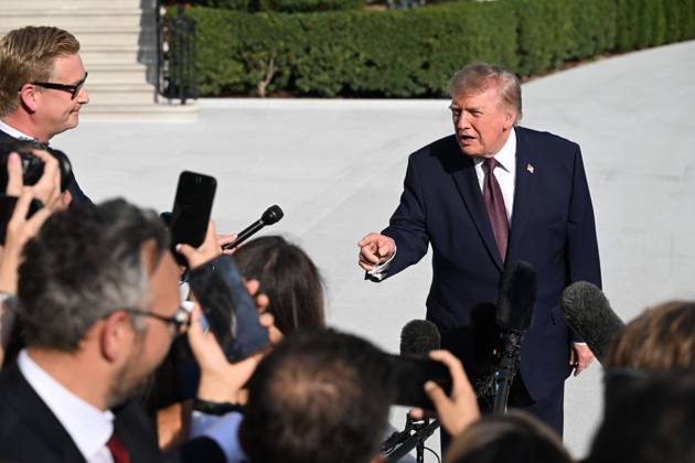 October 2, 2026, Washington, Dc, USA: U.S. President Donald Trump talks to the media before boarding Marine One on the South Lawn of the White House in Washington, DC, United States, on October 2, 2026. Washington USA - ZUMAs197 20261002_aaa_s197_262 Copyright: xKylexMazzax
