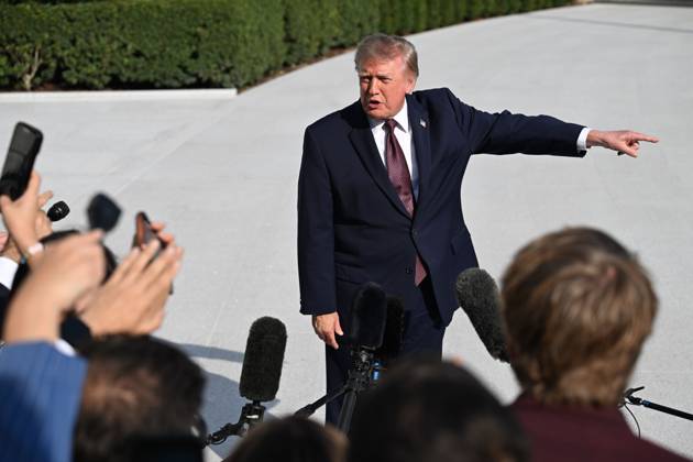 October 2, 2026, Washington, Dc, USA: U.S. President Donald Trump talks to the media before boarding Marine One on the South Lawn of the White House in Washington, DC, United States, on October 2, 2026. Washington USA - ZUMAs197 20261002_aaa_s197_265 Copyright: xKylexMazzax