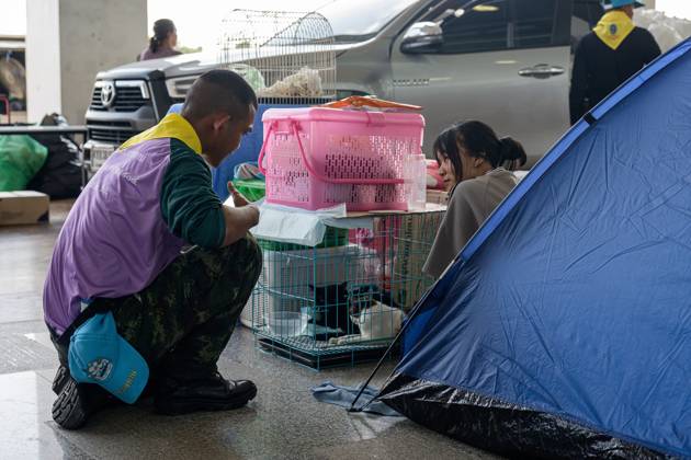October 1, 2026, Bangkok, Thailand: BANGKOK, THAILAND, OCTOBER 1, 2026: Flood evacuees stay at a temporary shelter at Chao Phraya Surawong Waiyawat (Wor Bunnak) Auditorium inside King MongkutÃ¢â‚¬â ¢s Institute of Technology Ladkrabang (KMITL) in Bangkok, Thailand, as severe flooding continues to affect Lat Krabang and surrounding communities. The shelter provides temporary accommodation for residents displaced by flooding, with rows of temporary sleeping areas filling the auditorium as people wait for conditions to improve. Bangkok Thailand - ZUMAq101 20261001_zna_q101_174 Copyright: xWatsawatxKoktabtimx
