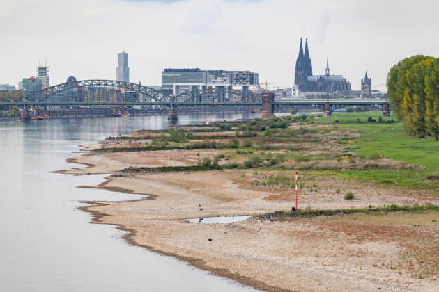 Low water levels on the Rhine: View from the Rodenkirchen Bridge (A4) toward Cologne, February 10, 2026. View from the Rodenkirchen A4 highway bridge downstream along the Rhine toward the Cologne skyline, featuring the Kranhäuser in the Rheinauhafen and Cologne Cathedral in the background. Followin Copyright: xMarcxJohnx