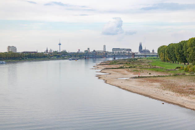 Low water levels on the Rhine: View from the Rodenkirchen Bridge (A4) toward Cologne, February 10, 2026. View from the Rodenkirchen A4 highway bridge downstream along the Rhine toward the Cologne skyline, featuring the Kranhäuser in the Rheinauhafen and Cologne Cathedral in the background. Followin Copyright: xMarcxJohnx