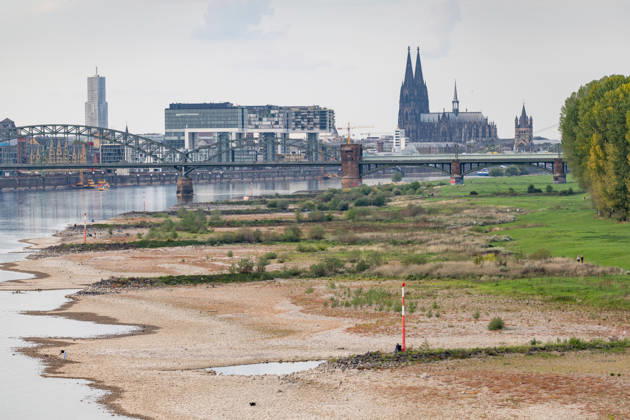 Low water levels on the Rhine: View from the Rodenkirchen Bridge (A4) toward Cologne, February 10, 2026. View from the Rodenkirchen A4 highway bridge downstream along the Rhine toward the Cologne skyline, featuring the Kranhäuser in the Rheinauhafen and Cologne Cathedral in the background. Followin Copyright: xMarcxJohnx