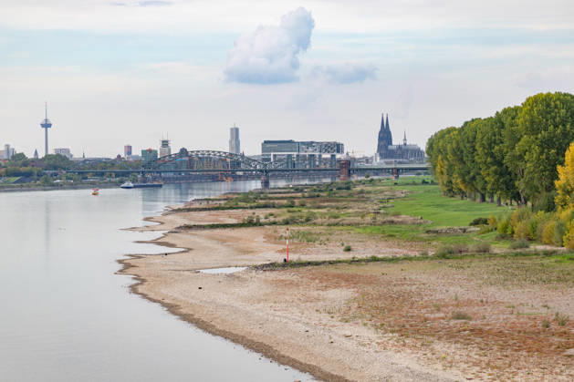 Low water levels on the Rhine: View from the Rodenkirchen Bridge (A4) toward Cologne, February 10, 2026. View from the Rodenkirchen A4 highway bridge downstream along the Rhine toward the Cologne skyline, featuring the Kranhäuser in the Rheinauhafen and Cologne Cathedral in the background. Followin Copyright: xMarcxJohnx