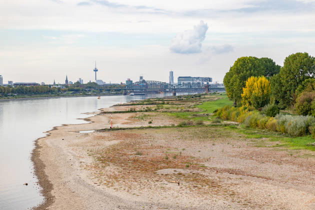 Low Water on the Rhine: View from the Rodenkirchen Bridge (A4) toward Cologne, February 10, 2026. View from the Rodenkirchen A4 highway bridge downstream along the Rhine toward the Cologne skyline, with the Kranhäuser in the Rheinauhafen and the Colonius TV tower in the background. Followi Copyright: xMarcxJohnx
