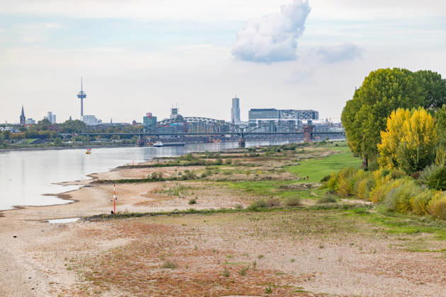 Low Water on the Rhine: View from the Rodenkirchen Bridge (A4) toward Cologne, February 10, 2026. View from the Rodenkirchen A4 highway bridge downstream along the Rhine toward the Cologne skyline, with the Kranhäuser in the Rheinauhafen and the Colonius TV tower in the background. Followi Copyright: xMarcxJohnx