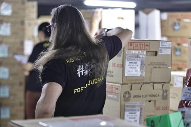 CAMPINAS, SP - 03.10.2026: TRANSPORTE URNAS ELEIcaO CAMPINAS - Electoral Court officials transport the ballot boxes to the vans that will take them to schools in Campinas SP. x3024083x LeandroxFerreira