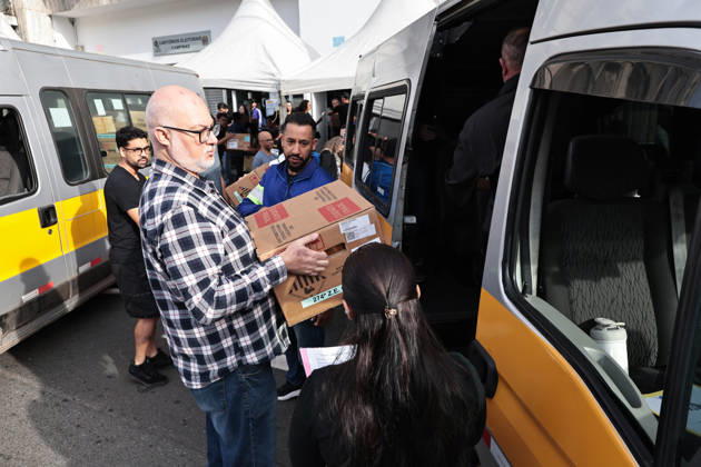CAMPINAS, SP - 03.10.2026: TRANSPORTE URNAS ELEIcaO CAMPINAS - Electoral Court officials transport the ballot boxes to the vans that will take them to schools in Campinas SP. x3024091x LeandroxFerreira