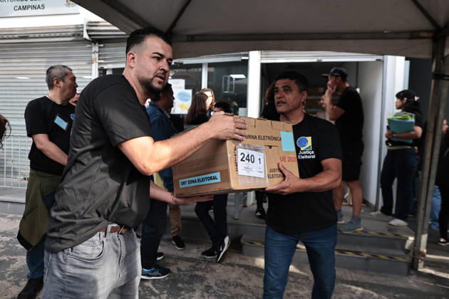 CAMPINAS, SP - 03.10.2026: TRANSPORTE URNAS ELEIcaO CAMPINAS - Electoral Court officials transport the ballot boxes to the vans that will take them to schools in Campinas SP. x3024092x LeandroxFerreira