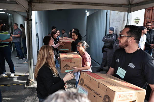 CAMPINAS, SP - 03.10.2026: TRANSPORTE URNAS ELEIcaO CAMPINAS - Electoral Court officials transport the ballot boxes to the vans that will take them to schools in Campinas SP. x3024093x LeandroxFerreira