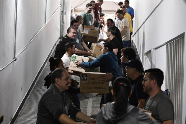 CAMPINAS, SP - 03.10.2026: TRANSPORTE URNAS ELEIcaO CAMPINAS - Electoral Court officials transport the ballot boxes to the vans that will take them to schools in Campinas SP. x3024095x LeandroxFerreira