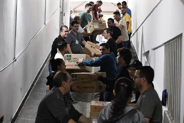 CAMPINAS, SP - 03.10.2026: TRANSPORTE URNAS ELEIcaO CAMPINAS - Electoral Court officials transport the ballot boxes to the vans that will take them to schools in Campinas SP. x3024096x LeandroxFerreira