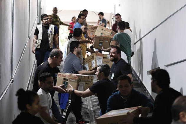CAMPINAS, SP - 03.10.2026: TRANSPORTE URNAS ELEIcaO CAMPINAS - Electoral Court officials transport the ballot boxes to the vans that will take them to schools in Campinas SP. x3024100x LeandroxFerreira