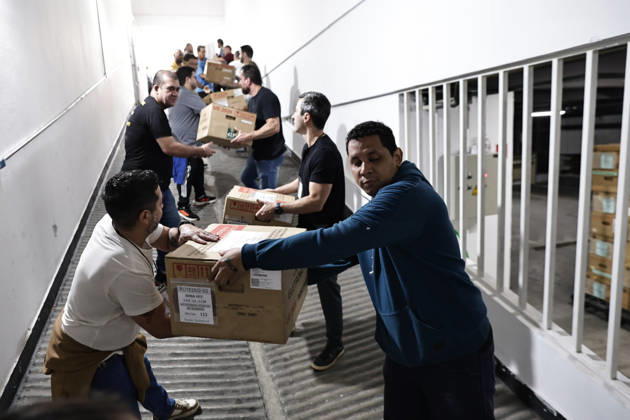 CAMPINAS, SP - 03.10.2026: TRANSPORTE URNAS ELEIcaO CAMPINAS - Electoral Court officials transport the ballot boxes to the vans that will take them to schools in Campinas SP. x3024101x LeandroxFerreira