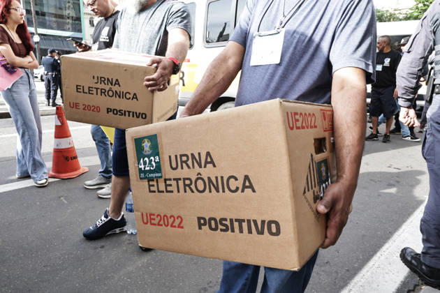 CAMPINAS, SP - 03.10.2026: TRANSPORTE URNAS ELEIcaO CAMPINAS - Electoral Court officials transport the ballot boxes to the vans that will take them to schools in Campinas SP. x3024102x LeandroxFerreira