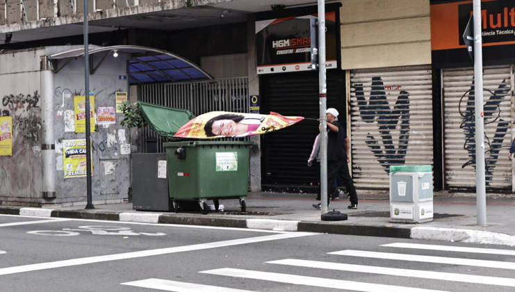 CAMPINAS, SP - 03.10.2026: TRANSPORTE URNAS ELEIcaO CAMPINAS - Electoral Court employees transport the ballot boxes to the vans that will take them to schools in Campinas SP. A man is caught throwing the flag of candidate Fernanda Couto (PSOL) into the trash. x3024130x LeandroxFerreira