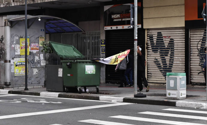 CAMPINAS, SP - 03.10.2026: TRANSPORTE URNAS ELEIcaO CAMPINAS - Electoral Court employees transport the ballot boxes to the vans that will take them to schools in Campinas SP. A man is caught throwing the flag of candidate Fernanda Couto (PSOL) into the trash. x3024131x LeandroxFerreira