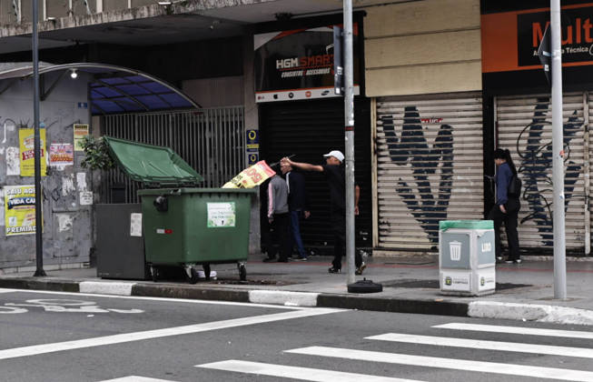 CAMPINAS, SP - 03.10.2026: TRANSPORTE URNAS ELEIcaO CAMPINAS - Electoral Court employees transport the ballot boxes to the vans that will take them to schools in Campinas SP. A man is caught throwing the flag of candidate Fernanda Couto (PSOL) into the trash. x3024133x LeandroxFerreira
