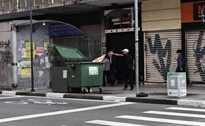 CAMPINAS, SP - 03.10.2026: TRANSPORTE URNAS ELEIcaO CAMPINAS - Electoral Court employees transport the ballot boxes to the vans that will take them to schools in Campinas SP. A man is caught throwing the flag of candidate Fernanda Couto (PSOL) into the trash. x3024134x LeandroxFerreira