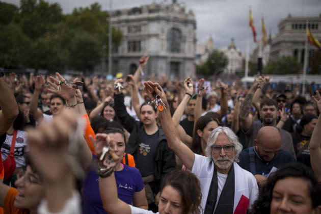 October 3, 2026, Madrid, Spain: Protesters hold up the keys to their homes during a demonstration through the streets of Madrid demanding a reduction in housing rents. The demonstration was organized by the Tenants Union, which also organized the encampment in Puerta del Sol square in central Madrid. Madrid Spain - ZUMAs197 20261003_aaa_s197_141 Copyright: xLuisxSotox