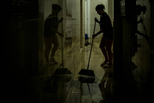 Rain in L Hospitalet de Llobregat, Barcelona: The streets and residents of the Bellvitge neighborhood in L Hospitalet de Llobregat, Barcelona, Catalonia, Spain during the rainy weekend along the Catalan coast and foothills in the early morning of October 4, 2026. Lorena Sopê, L Hospitalet de Llobregat, L Hospitalet de Llobregat, Spain Copyright: xLorenaxSopênax 7819150