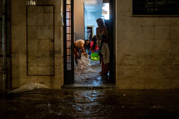 Rain in L Hospitalet de Llobregat, Barcelona: The streets and residents of the Bellvitge neighborhood in L Hospitalet de Llobregat, Barcelona, Catalonia, Spain during the rainy weekend along the Catalan coast and foothills in the early morning of October 4, 2026. Lorena Sopê, L Hospitalet de Llobregat, L Hospitalet de Llobregat, Spain Copyright: xLorenaxSopênax 7819152