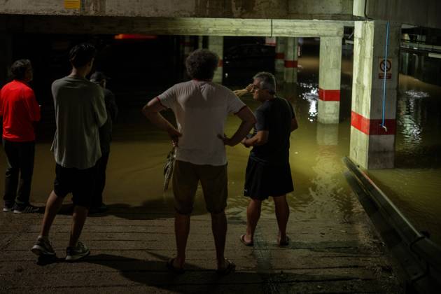 Rain in L Hospitalet de Llobregat, Barcelona: The streets and residents of the Bellvitge neighborhood in L Hospitalet de Llobregat, Barcelona, Catalonia, Spain during the rainy weekend along the Catalan coast and foothills in the early morning of October 4, 2026. Lorena Sopê, L Hospitalet de Llobregat, L Hospitalet de Llobregat, Spain Copyright: xLorenaxSopênax 7819155