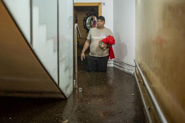 Rain in L Hospitalet de Llobregat, Barcelona: The streets and residents of the Bellvitge neighborhood in L Hospitalet de Llobregat, Barcelona, Catalonia, Spain during the rainy weekend along the Catalan coast and foothills in the early morning of October 4, 2026. Lorena Sopê, L Hospitalet de Llobregat, L Hospitalet de Llobregat, Spain Copyright: xLorenaxSopênax 7819160