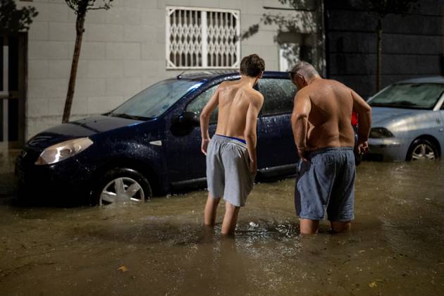 Rain in L Hospitalet de Llobregat, Barcelona: The streets and residents of the Bellvitge neighborhood in L Hospitalet de Llobregat, Barcelona, Catalonia, Spain during the rainy weekend along the Catalan coast and foothills in the early morning of October 4, 2026. Lorena Sopê, L Hospitalet de Llobregat, L Hospitalet de Llobregat, Spain Copyright: xLorenaxSopênax 7819161