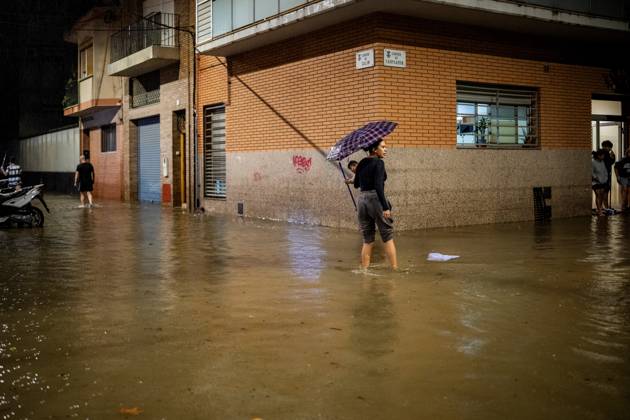 Rain in L Hospitalet de Llobregat, Barcelona: The streets and residents of the Bellvitge neighborhood in L Hospitalet de Llobregat, Barcelona, Catalonia, Spain during the rainy weekend along the Catalan coast and foothills in the early morning of October 4, 2026. Lorena Sopê, L Hospitalet de Llobregat, L Hospitalet de Llobregat, Spain Copyright: xLorenaxSopênax 7819162