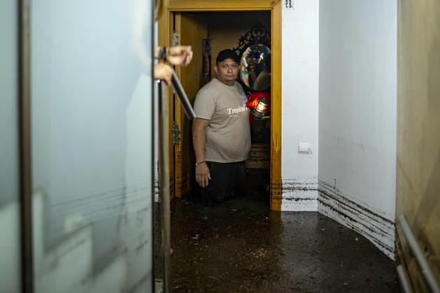 Rain in L Hospitalet de Llobregat, Barcelona: The streets and residents of the Bellvitge neighborhood in L Hospitalet de Llobregat, Barcelona, Catalonia, Spain, during the weekend of rain along the Catalan coast and foothills in the early morning of October 4, 2026. Lorena Sopê, L Hospitalet de Llobregat, L Hospitalet de Llobregat, Spain Copyright: xLorenaxSopênax 7819159