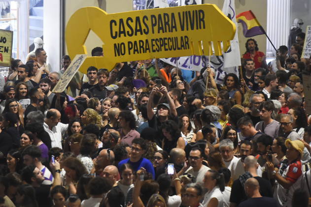 Housing Protest in Málaga Photos from the housing protest in Málaga October 3, 2026, in Málaga, Andalusia, Spain October 3, 2026, in Málaga, Málaga, Spain  Copyright: xÃlexxZeax 7819189