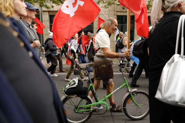 October 3, 2026, Berlin, Germany: BERLIN, GERMANY, OCTOBER 3, 2026: Thousands of people march through central Berlin during a peace demonstration against military rearmament, compulsory military service and war on German Unity Day. Protesters gathered near the Brandenburg Gate before marching through the city, with trade unions, peace movements, political groups and a pro-Palestinian bloc taking part. Berlin police estimated attendance at around 5,800, while organizers put the number at more than 20,000. Police detained at least two protesters during the demonstration. Berlin Germany - ZUMAq101 20261003_zna_q101_190 Copyright: xAlessiaxCoccax