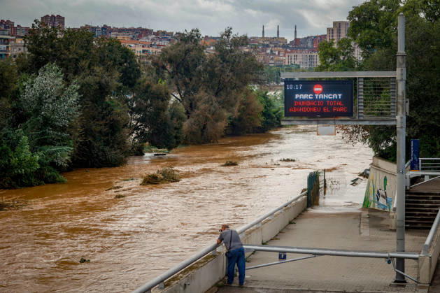 The Besòs River Exceeds the Danger Threshold in Santa Coloma de Gramenet, Barcelona A person observes the rising waters of the Besòs River due to last night’s torrential rains, on October 4, 2026, in Santa Coloma de Gramenet, Barcelona, Catalonia, Spain. The Generalitat’s Civil Protection Agency has issued an Es Alert to residents of Barcelona, Montcada i Reixac, Santa Coloma de Gramenet, and Sant Adrià de Besòs, Barcelona, due to the risk of the Besòs River overflowing as a result of the rainstorm. Civil Protection has asked nearby residents to go to upper floors if the water reaches their homes. They also remind residents to avoid basements and ground floors and not to approach the river OCTOBER 4, 2026 Kike Rincó Santa Coloma de Grame Copyright: xKikexRinconx 7819401