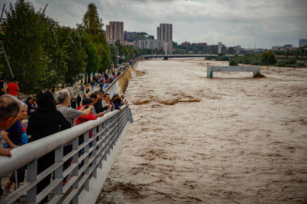The Besòs River Exceeds the Danger Threshold in Santa Coloma de Gramenet, Barcelona. Several people watch the Besòs River rise due to last night’s torrential rains, on October 4, 2026, in Santa Coloma de Gramenet, Barcelona, Catalonia, Spain. The Generalitat’s Civil Protection Agency has issued an Es Alert to residents of Barcelona, Montcada i Reixac, Santa Coloma de Gramenet, and Sant Adrià de Besòs, Barcelona, due to the risk of the Besòs River overflowing as a result of the rainstorm. Civil Protection has asked residents in the vicinity to go to upper floors if the water reaches their homes. They also remind residents to avoid basements and ground floors and to stay away from the river OCTOBER 4, 2026 Kike Rincó Santa Coloma de Gramen Copyright: xKikexRinconx 7819600