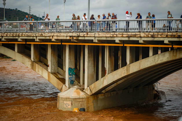 The Besòs River Exceeds the Danger Threshold in Santa Coloma de Gramenet, Barcelona. Several people watch the Besòs River rise due to last night’s torrential rains, on October 4, 2026, in Santa Coloma de Gramenet, Barcelona, Catalonia, Spain. The Generalitat’s Civil Protection Agency has issued an Es Alert to residents of Barcelona, Montcada i Reixac, Santa Coloma de Gramenet, and Sant Adrià de Besòs, Barcelona, due to the risk of the Besòs River overflowing as a result of the rainstorm. Civil Protection has asked residents in the vicinity to go to upper floors if the water reaches their homes. They also remind residents to avoid basements and ground floors and to stay away from the river OCTOBER 4, 2026 Kike Rincó Santa Coloma de Gramen Copyright: xKikexRinconx 7819605