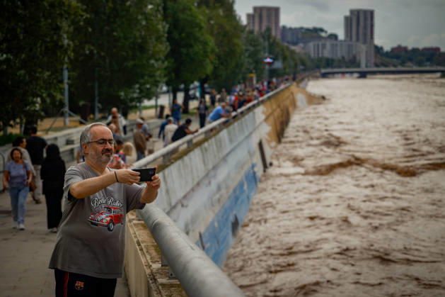 The Besòs River Exceeds the Danger Threshold in Santa Coloma de Gramenet, Barcelona. Several people watch the Besòs River rise due to last night’s torrential rains, on October 4, 2026, in Santa Coloma de Gramenet, Barcelona, Catalonia, Spain. The Generalitat’s Civil Protection Agency has issued an Es Alert to residents of Barcelona, Montcada i Reixac, Santa Coloma de Gramenet, and Sant Adrià de Besòs, Barcelona, due to the risk of the Besòs River overflowing as a result of the rainstorm. Civil Protection has asked residents in the vicinity to go to upper floors if the water reaches their homes. They also remind residents to avoid basements and ground floors and to stay away from the river OCTOBER 4, 2026 Kike Rincó Santa Coloma de Gramen Copyright: xKikexRinconx 7819606