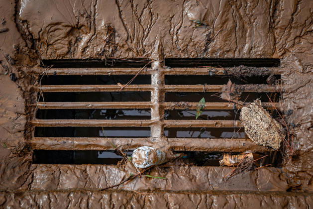 The Besòs River Exceeds the Danger Threshold in Santa Coloma de Gramenet, Barcelona. Mud has accumulated in the streets due to last night’s torrential rains, on October 4, 2026, in Sant Adrià de Besòs, Barcelona, Catalonia, Spain. The Generalitat’s Civil Protection Agency has issued an Es Alert to residents of Barcelona, Montcada i Reixac, Santa Coloma de Gramenet, and Sant Adrià de Besòs, Barcelona, due to the risk of the Besòs River overflowing as a result of the rainstorm. Civil Protection has asked residents in the vicinity to go to upper floors if water reaches their homes. They also remind residents to avoid basements and ground floors and not to approach the river OCTOBER 4, 2026 Kike Rincó Sant Adrià de Besòs, Barcelona, Sant Adr Copyright: xKikexRinconx 7819654