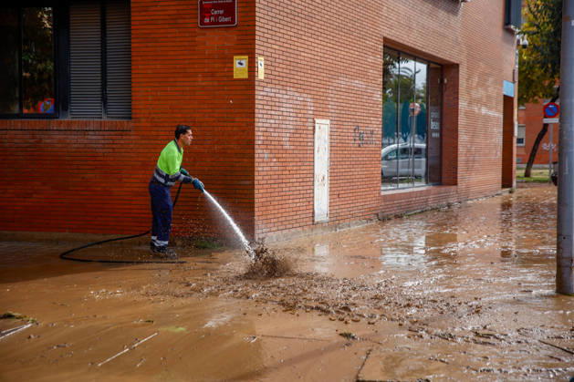 The Besòs River Exceeds the Danger Threshold in Santa Coloma de Gramenet, Barcelona. A worker cleans up the mud that has accumulated in the streets due to last night’s torrential rains, on October 4, 2026, in Sant Adrià de Besòs, Barcelona, Catalonia, Spain. The Generalitat’s Civil Protection Agency has issued an Es Alert to residents of Barcelona, Montcada i Reixac, Santa Coloma de Gramenet, and Sant Adrià de Besòs, Barcelona, due to the risk of the Besòs River overflowing as a result of the rainstorm. Civil Protection has asked residents in the vicinity to go to upper floors if water reaches their homes. They also remind residents to avoid basements and ground floors and to stay away from the river OCTOBER 4, 2026 Kike Rincó Sant Adrià Copyright: xKikexRinconx 7819686