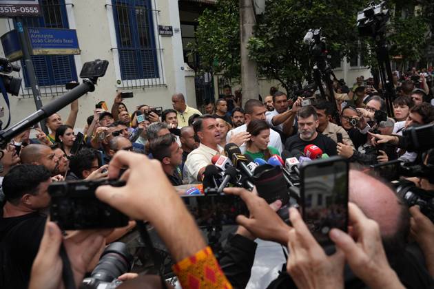 October 4, 2026, Rio De Janeiro, Brazil: RIO DE JANEIRO, BRAZIL, OCTOBER 4, 2026: Brazilian presidential candidate Flavio Bolsonaro of the Liberal Party (PL) arrives at a polling station in Rio de Janeiro to cast his ballot during the first round of Brazil s presidential election. Bolsonaro greeted supporters and spoke to reporters before voting as polling got underway across the country. Photo: JNA PRESS Rio De Janeiro Brazil - ZUMAq101 20261004_zna_q101_029 Copyright: xMarianaxGreifx