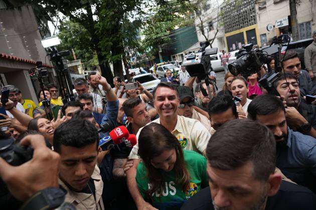 October 4, 2026, Rio De Janeiro, Brazil: RIO DE JANEIRO, BRAZIL, OCTOBER 4, 2026: Brazilian presidential candidate Flavio Bolsonaro of the Liberal Party (PL) arrives at a polling station in Rio de Janeiro to cast his ballot during the first round of Brazil s presidential election. Bolsonaro greeted supporters and spoke to reporters before voting as polling got underway across the country. Photo: JNA PRESS Rio De Janeiro Brazil - ZUMAq101 20261004_zna_q101_033 Copyright: xMarianaxGreifx