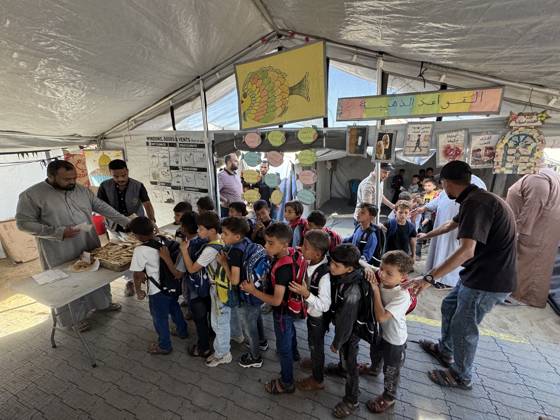 Meals distributed to students studying in makeshift tents in Gaza s Khan Yunis KHAN YUNIS, GAZA, PALESTINE - OCTOBER 04: Meals are distributed to students attending Afak School, affiliated with the Ministry of Education and Higher Education, in the Al-Mawasi area of Khan Yunis, Gaza Strip, on October 04, 2026. At the school, where students study on the ground inside torn tents without desks or chairs, meals are provided to children continuing their education amid blockade and war conditions in an effort to ease the hardships they face. Abdallah F.s. Alattar Anadolu Khan Yunis Gaza. Editorial use only. Please get in touch for any other usage. Copyright: x2026xAnadoluxAbdallahxF.s.xAlattarx