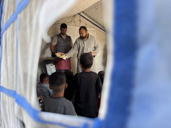 Meals distributed to students studying in makeshift tents in Gaza s Khan Yunis KHAN YUNIS, GAZA, PALESTINE - OCTOBER 04: Meals are distributed to students attending Afak School, affiliated with the Ministry of Education and Higher Education, in the Al-Mawasi area of Khan Yunis, Gaza Strip, on October 04, 2026. At the school, where students study on the ground inside torn tents without desks or chairs, meals are provided to children continuing their education amid blockade and war conditions in an effort to ease the hardships they face. Abdallah F.s. Alattar Anadolu Khan Yunis Gaza. Editorial use only. Please get in touch for any other usage. Copyright: x2026xAnadoluxAbdallahxF.s.xAlattarx
