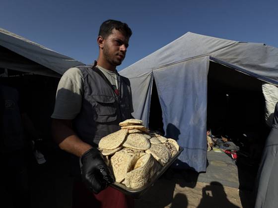 Meals distributed to students studying in makeshift tents in Gaza s Khan Yunis KHAN YUNIS, GAZA, PALESTINE - OCTOBER 04: Meals are distributed to students attending Afak School, affiliated with the Ministry of Education and Higher Education, in the Al-Mawasi area of Khan Yunis, Gaza Strip, on October 04, 2026. At the school, where students study on the ground inside torn tents without desks or chairs, meals are provided to children continuing their education amid blockade and war conditions in an effort to ease the hardships they face. Abdallah F.s. Alattar Anadolu Khan Yunis Gaza. Editorial use only. Please get in touch for any other usage. Copyright: x2026xAnadoluxAbdallahxF.s.xAlattarx