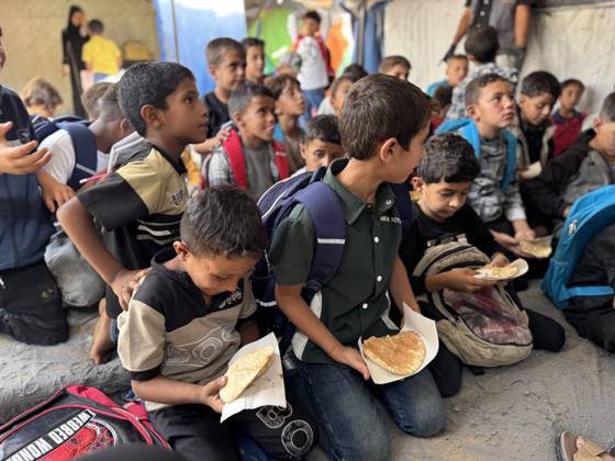 Meals distributed to students studying in makeshift tents in Gaza s Khan Yunis KHAN YUNIS, GAZA, PALESTINE - OCTOBER 04: Meals are distributed to students attending Afak School, affiliated with the Ministry of Education and Higher Education, in the Al-Mawasi area of Khan Yunis, Gaza Strip, on October 04, 2026. At the school, where students study on the ground inside torn tents without desks or chairs, meals are provided to children continuing their education amid blockade and war conditions in an effort to ease the hardships they face. Abdallah F.s. Alattar Anadolu Khan Yunis Gaza. Editorial use only. Please get in touch for any other usage. Copyright: x2026xAnadoluxAbdallahxF.s.xAlattarx