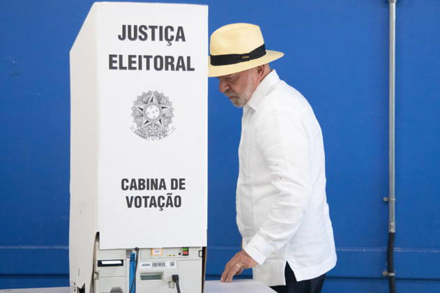 SaO PAULO, SP - 04.10.2026: 2026 ELECTIONS SP - President Luiz Inacio Lula da Silva votes at the Joao Firmino Correia de Araujo School, on the morning of this Sunday (04) in Sao Bernardo do Campo, SP. x3024816x  RodileixMorais
