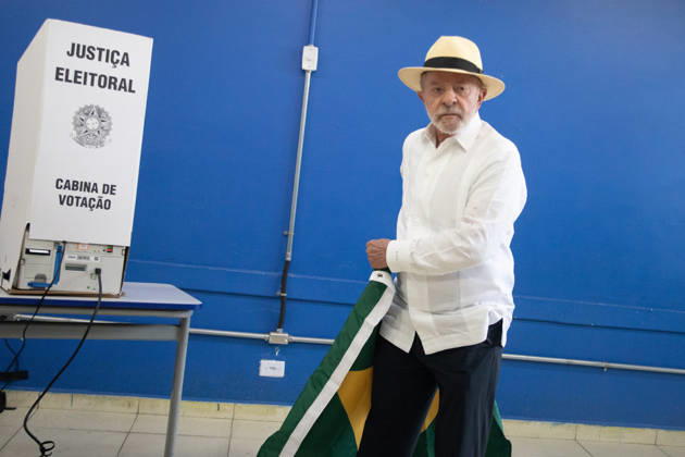 SaO PAULO, SP - 04.10.2026: 2026 ELECTIONS SP - President Luiz Inacio Lula da Silva votes at the Joao Firmino Correia de Araujo School, on the morning of this Sunday (04) in Sao Bernardo do Campo, SP. x3024820x  RodileixMorais