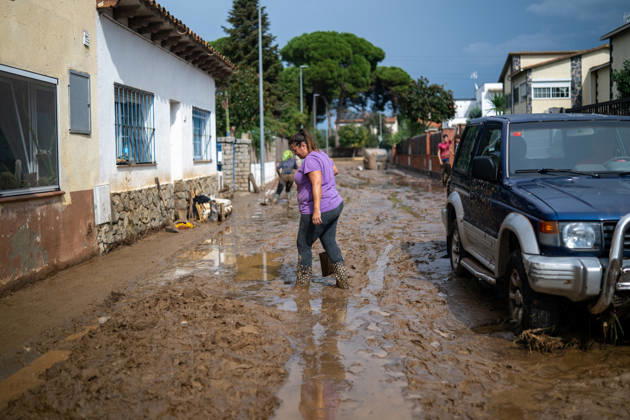 Heavy rains in Catalonia leave two dead and the Besòs River at risk of flooding. Residents clean up the mud that has accumulated in the streets and homes due to the torrential rains, on October 4, 2026, in Montornès del Vallès, Barcelona, Catalonia, Spain. The storm hitting Catalonia has left two people dead in the region. The president of the Generalitat, Salvador Illa, reported the death in Tordera of a 75-year-old man, who was at a campground and was reportedly struck by a collapsing wall. The second victim is a person who had been missing and was found in Montornès del Vallès. Emergency services are searching for another missing person in Riera de Pineda de Mar. The rains and storms have put eleven autonomous communities on alert this Copyright: xLorenaxSopênax 7819978
