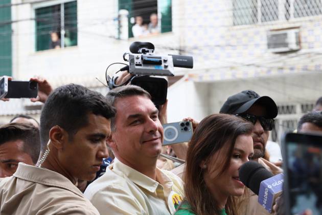 Flavio Bolsonaro votes at a school in the northern zone of Rio de Janeiro. Flavio Bolsonaro (PL RJ), senator and candidate for president of the republic, votes accompanied by his wife Fernanda, Douglas Ruas (PL RJ), state deputy and candidate for governor of Rio de Janeiro, Carlos Portinho (PL RJ), senator and candidate for re-election, and Carlos Jordy (PL RJ), federal deputy and candidate for senator, at the Barao Homem de Mello Municipal School, in Vila Isabel, in the northern zone of the city, this Sunday, the 4th. RIO DE JANEIRO Isabel Village RJ BRAZIL Copyright: xCharlesxShollx
