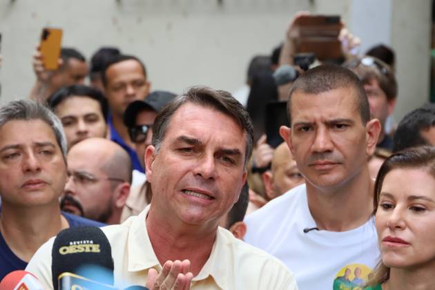Flavio Bolsonaro votes at a school in the northern zone of Rio de Janeiro. Flavio Bolsonaro (PL RJ), senator and candidate for president of the republic, votes accompanied by his wife Fernanda, Douglas Ruas (PL RJ), state deputy and candidate for governor of Rio de Janeiro, Carlos Portinho (PL RJ), senator and candidate for re-election, and Carlos Jordy (PL RJ), federal deputy and candidate for senator, at the Barao Homem de Mello Municipal School, in Vila Isabel, in the northern zone of the city, this Sunday, the 4th. RIO DE JANEIRO Isabel Village RJ BRAZIL Copyright: xCharlesxShollx